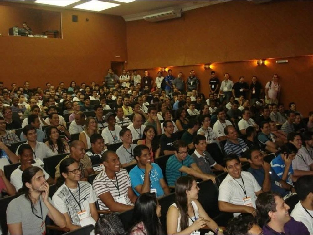 Plateia de um evento de comunidade técnica